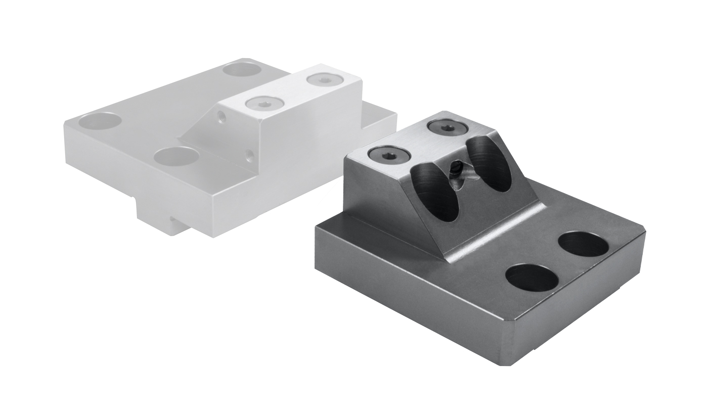 Reduced-width jaw movable for gripper studs